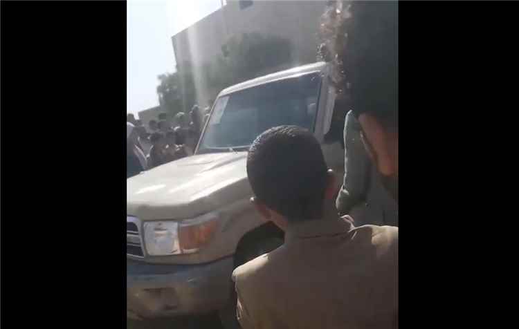 المشهد اليمني - حوثي يقتحم مدرسة "بنات" في عمران ويطلق النار عشوائيا ويتسبب في إصابات وشجاعة المديرة والمعلمات تمنع كارثة