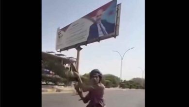 المشهد اليمني - خارج عن القانون يطلق النار في الهواء ويهدد بقتل كل من يحاول انزال صورة عيدروس الزبيدي في شارع عام بعدن