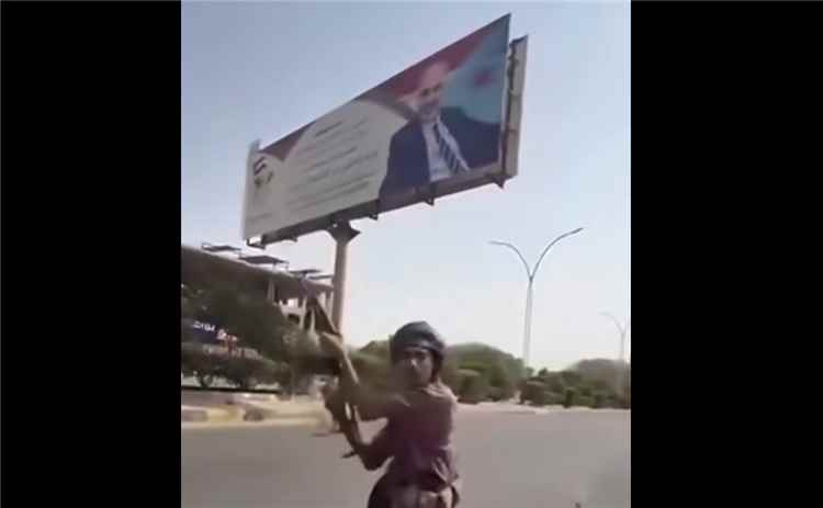المشهد اليمني - خارج عن القانون يطلق النار في الهواء ويهدد بقتل كل من يحاول انزال صورة عيدروس الزبيدي في شارع عام بعدن