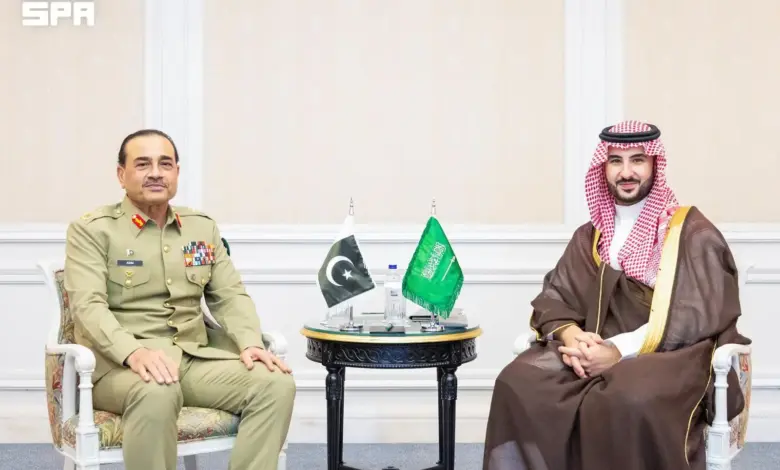 "خالد بن سلمان" يلتقي قائد الجيش الباكستاني لبحث التعاون الدفاعي والتطورات الإقليمية