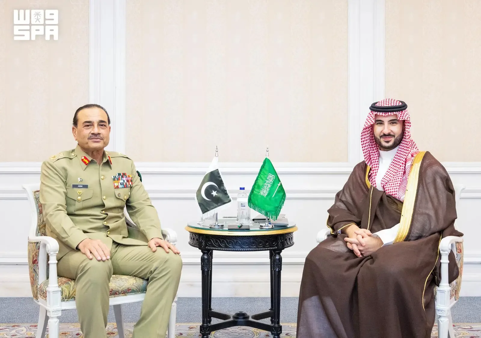 "خالد بن سلمان" يلتقي قائد الجيش الباكستاني لبحث التعاون الدفاعي والتطورات الإقليمية