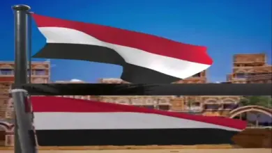 خبيث | طمسٌ للهوية الوطنية.. تسريبات عن مخطط حوثي لإلغاء (العلم الجمهوري) واستبداله بشعار طائفي في صنعاء