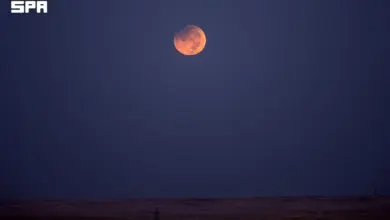 خسوف قمري جزئي عميق يتزامن مع اكتمال البدر بعرعر