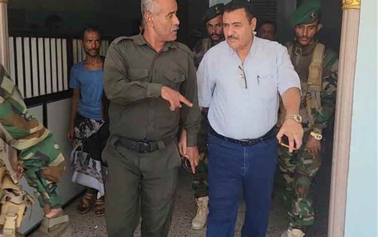 خلال زيارته المفاجئة لقسمي "الشعب" و"البريقة"..
الداؤودي ..يؤكد على أهمية الإنضباط ورفع الجاهزية الأمنية لأقسام الشرطة بالمديرية