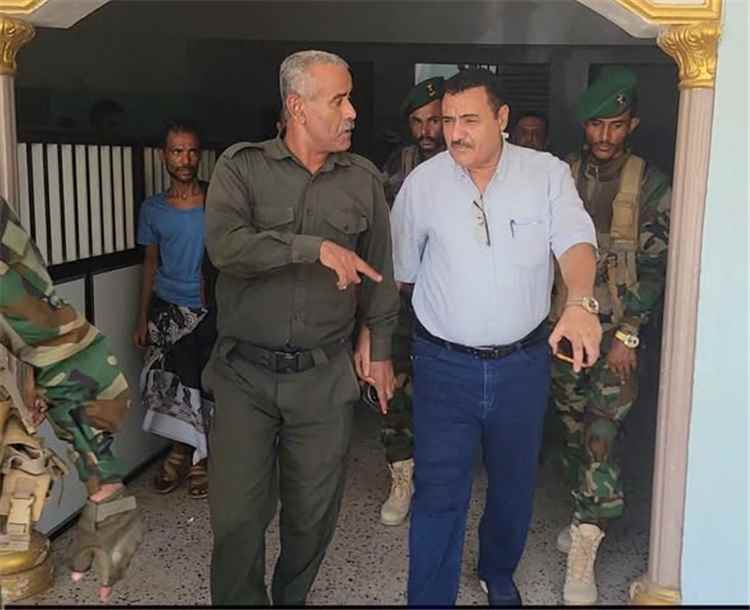 خلال زيارته المفاجئة لقسمي "الشعب" و"البريقة"..
الداؤودي ..يؤكد على أهمية الإنضباط ورفع الجاهزية الأمنية لأقسام الشرطة بالمديرية