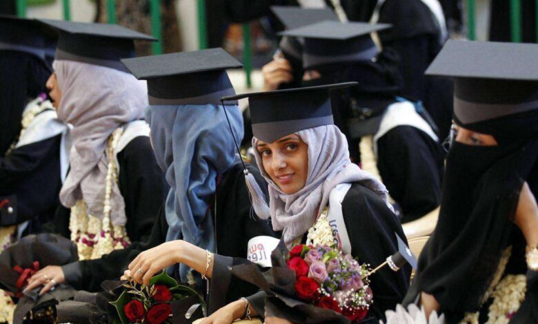 رئاسة جامعة صنعاء تتحدى القضاء وتحرم طالبة من وثائق تخرجها