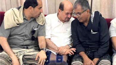 رئيس الوزراء الزنداني وعدد من المسؤولين يتقدمون المعزّين في وفاة والدة عدنان القلعة