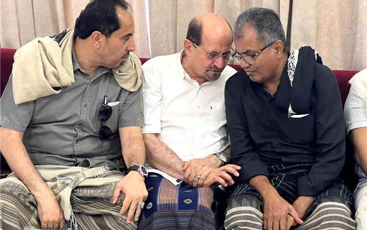 رئيس الوزراء الزنداني وعدد من المسؤولين يتقدمون المعزّين في وفاة والدة عدنان القلعة