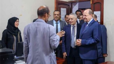 رئيس الوزراء يتفقد سير العمل في وزارة الشؤون الاجتماعية والعمل ويوجه بإعداد سياسة اجتماعية وطنية