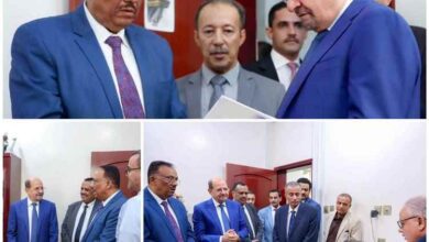 رئيس الوزراء يتفقد مصلحة الجمارك بعدن ويؤكد أهمية توحيد الجهود لمكافحة التهريب وتعزيز الإيرادات