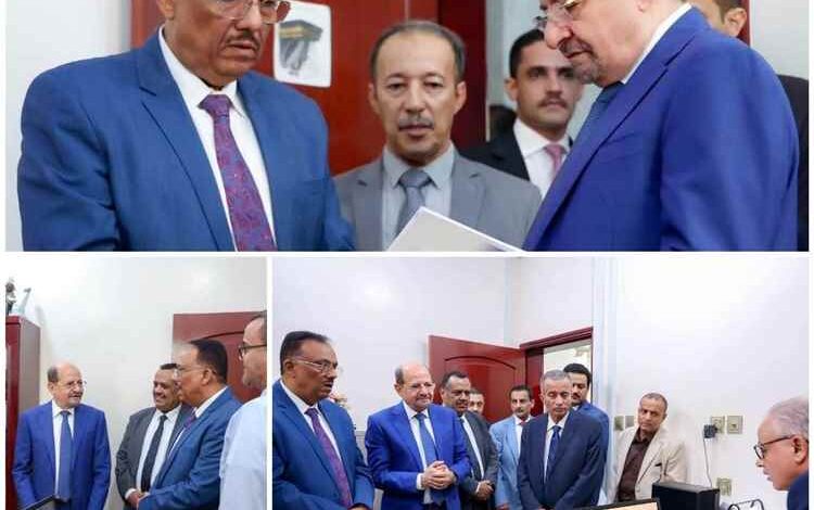 رئيس الوزراء يتفقد مصلحة الجمارك بعدن ويؤكد أهمية توحيد الجهود لمكافحة التهريب وتعزيز الإيرادات