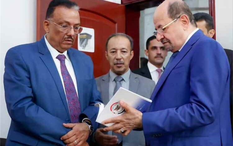 رئيس الوزراء يزور رئاسة مصلحة الجمارك ويؤكد على المسؤولية المشتركة لمواجهة التهريب