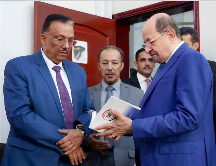 رئيس الوزراء يزور رئاسة مصلحة الجمارك ويؤكد على المسؤولية المشتركة لمواجهة التهريب