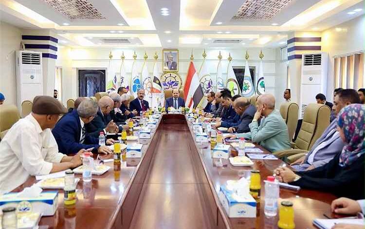رئيس الوزراء يزور وزارة النقل ويوجه برفع مستوى الجاهزية للتعامل مع أي طارئ
