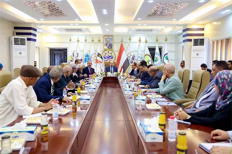 رئيس الوزراء يزور وزارة النقل ويوجه برفع مستوى الجاهزية للتعامل مع أي طارئ