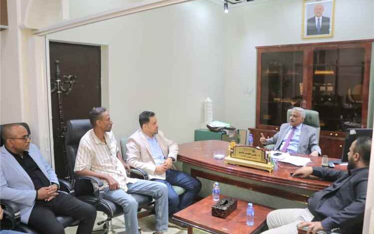 رئيس صندوق صيانة الطرق يناقش مع مدير عام المنصورة سبل تعزيز التعاون في مشاريع الطرق بالمديرية