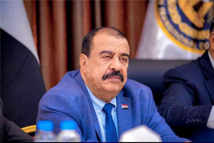 رئيس مجلس القيادة الرئاسي يصدر قراراً بتعيين أحمد بن بريك مستشاراً له وترقيته إلى رتبة فريق