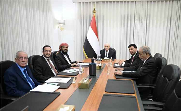 المشهد اليمني - رئيس مجلس القيادة اليمني يشيد بالدور السعودي في دعم اليمن وحماية مؤسساته الوطنية