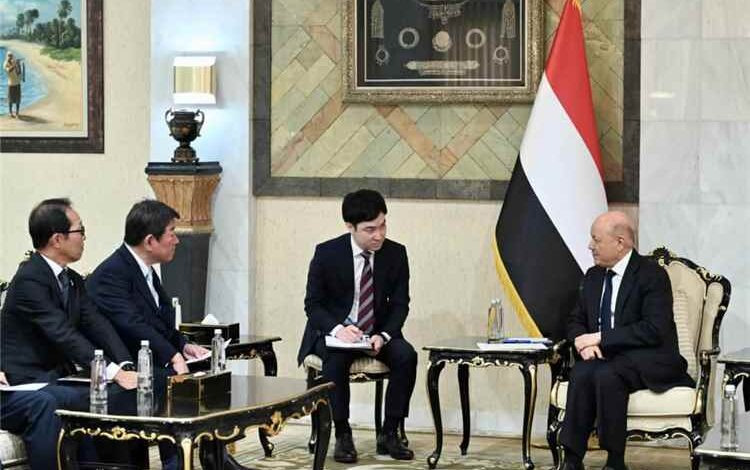 رئيس مجلس القيادة يشيد بالرؤية اليابانية للشراكة مع اليمن ودول المنطقة وحماية أمن الممرات البحرية