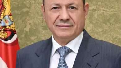 رئيس مجلس القيادة يوجه برعاية اسر شهداء وجرحى الهجوم الإرهابي الحوثي والرد الحازم على مصدر التهديد