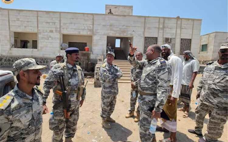 رئيس مصلحة خفر السواحل يتفقد مواقع باب المندب وجزيرة ميون ويؤكد أولوية تعزيز الأمن البحر