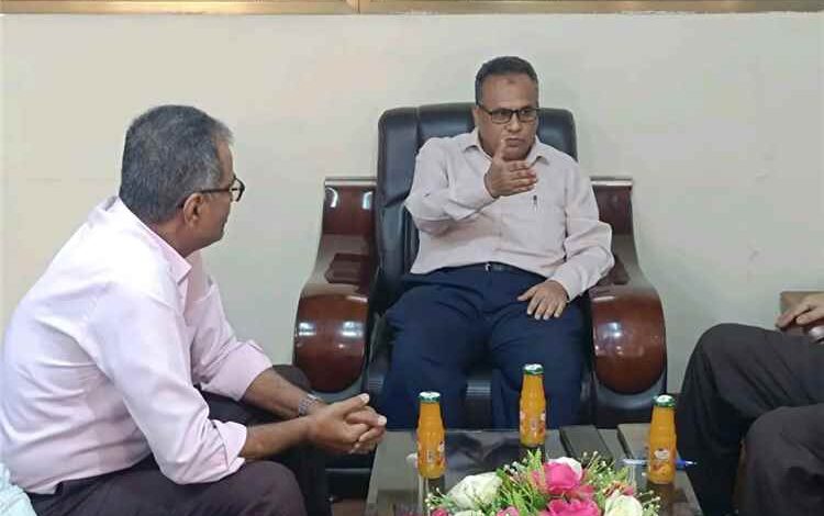 رئيس هيئة مصائد خليج عدن يبحث مع مدير عام المعلا أسعار الأسماك والخدمات المقدمة للمواطنين