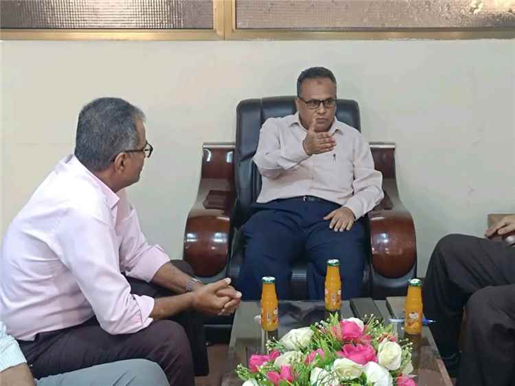رئيس هيئة مصائد خليج عدن يبحث مع مدير عام المعلا أسعار الأسماك والخدمات المقدمة للمواطنين