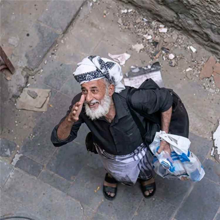المشهد اليمني - رحيل الحاج سلطان المقرمي يترك 8 بنات بلا معيل.. وقصة "الوداع الأخير" تهز القلوب