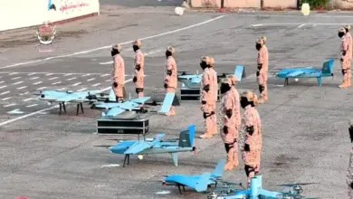(رسائل نارية من السماء).. (صقور العمالقة) ينفذون مناورة جوية مرعبة بالطيران المسيّر والدفاع الجوي