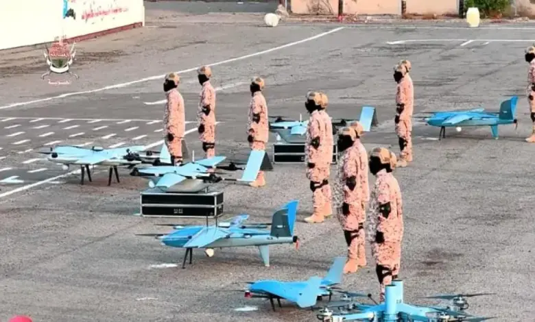 (رسائل نارية من السماء).. (صقور العمالقة) ينفذون مناورة جوية مرعبة بالطيران المسيّر والدفاع الجوي