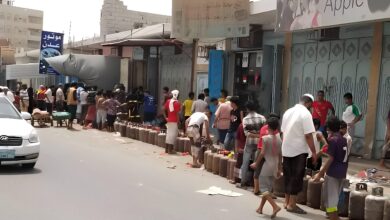 رغم استئناف الإنتاج.. أزمة الغاز تتواصل في عدن وطوابير طويلة ترهق المواطنين