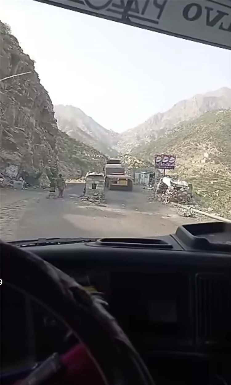 سائقو الوقود في صنعاء يفجرون مفاجأة.. ما يحدث في القبيطة ودمت يفوق الخيال!