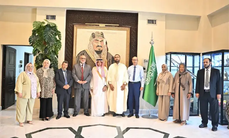 سفير المملكة في تونس يودّع ضيوف خادم الحرمين المتوجهين لأداء العمرة - صورة 2
