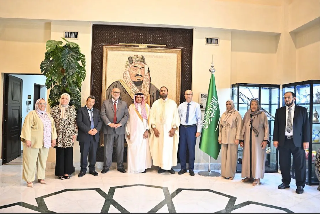 سفير المملكة في تونس يودّع ضيوف خادم الحرمين المتوجهين لأداء العمرة - صورة 2