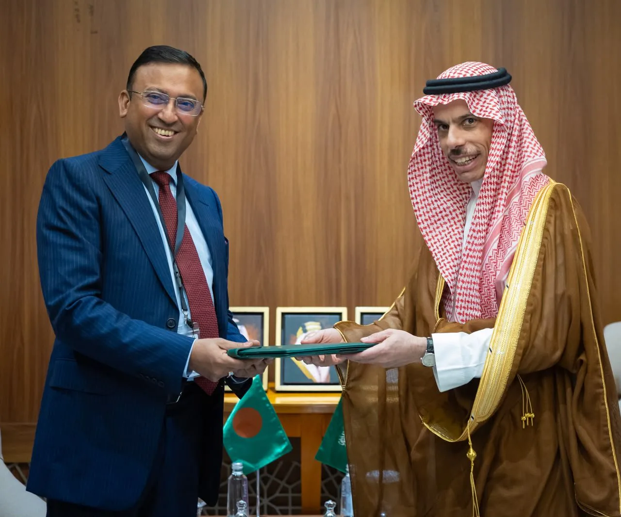 سمو ولي العهد يتلقى رسالة خطية من رئيس وزراء جمهورية بنغلاديش الشعبية