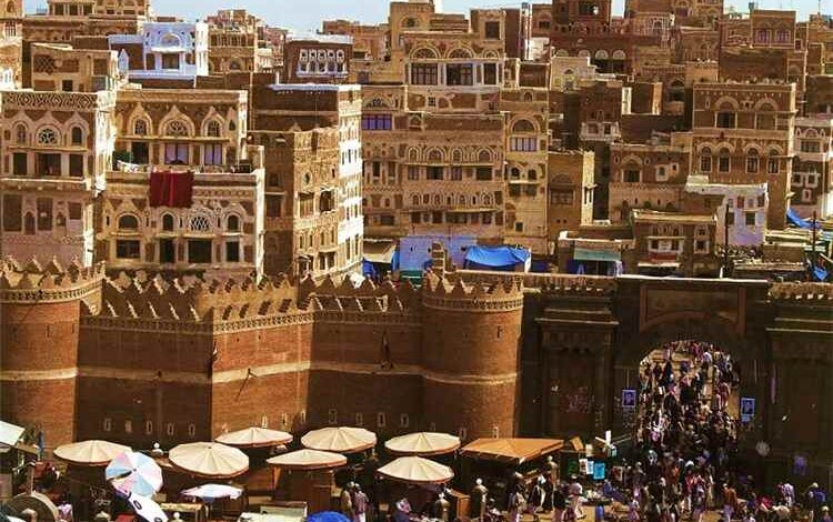 سياسي موالٍ للحوثيين ينتقد سلطة صنعاء ويعلق: رأس المال مغادرة العاصمة
