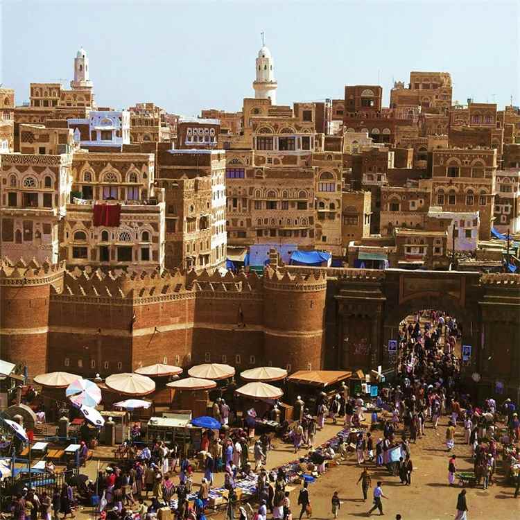 سياسي موالٍ للحوثيين ينتقد سلطة صنعاء ويعلق: رأس المال مغادرة العاصمة
