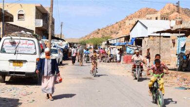 شاب يطلق النار على والده وشقيقه وشخص ثالث في الوضيع.. وفاة اثنين وفرار الجاني