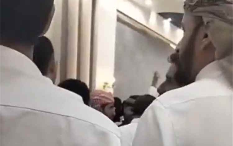 المشهد اليمني - شجار وتحطيم آلات بحفل زفاف يمني في السعودية بسبب... النشيد الوطني