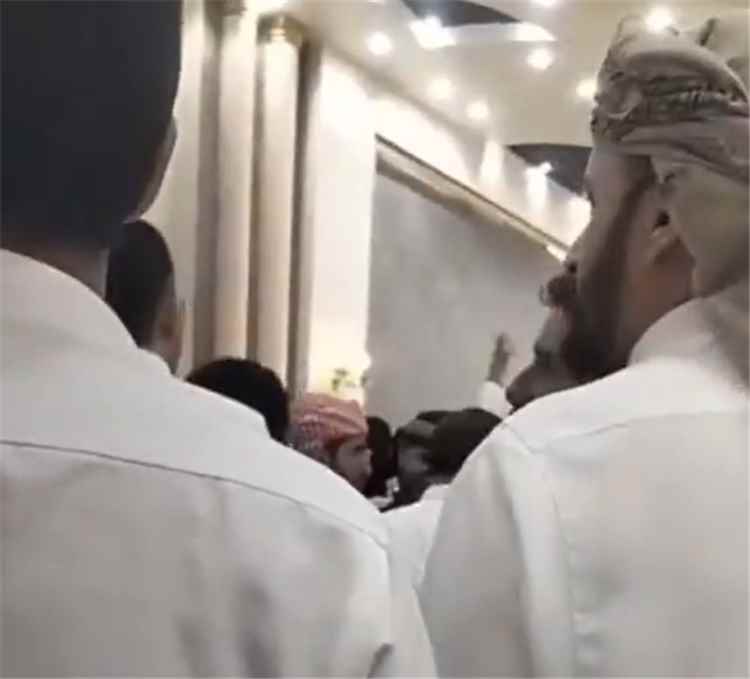 المشهد اليمني - شجار وتحطيم آلات بحفل زفاف يمني في السعودية بسبب... النشيد الوطني