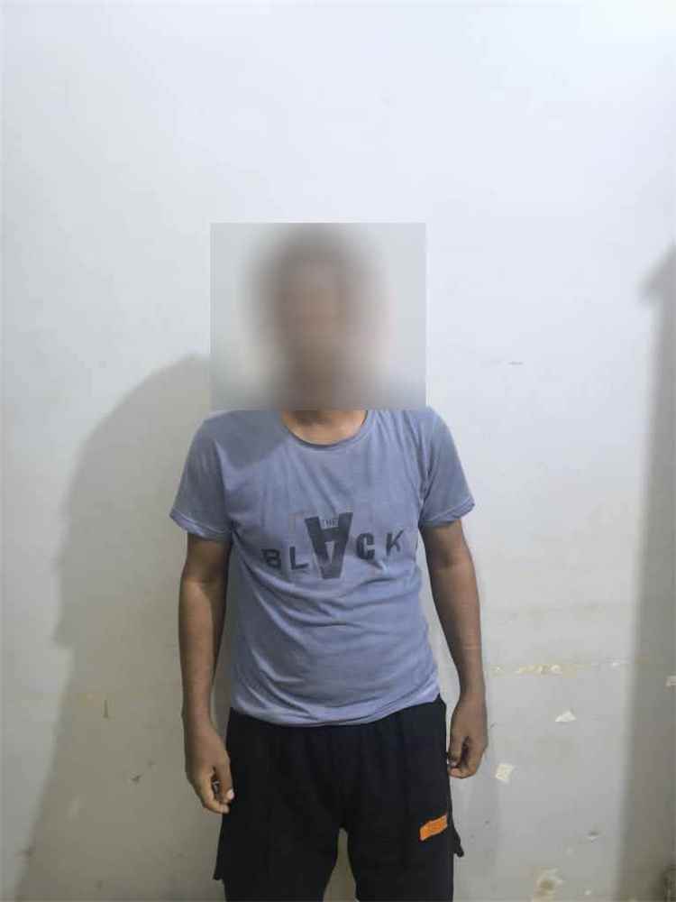 المشهد اليمني - شرطة دار سعد تلقي القبض على أحد المحترفين وذوي السوابق في جرائم سرقة المحلات التجارية.