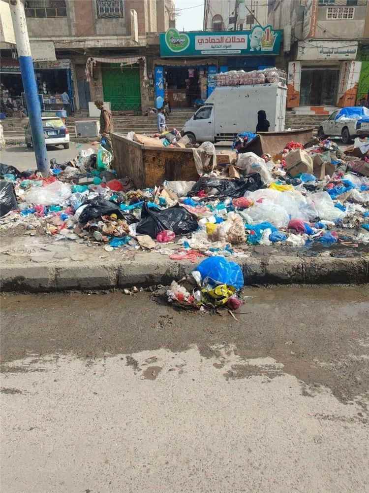 صادم.. شوارع تعز تغرق في القمامة والأهالي: وين راحت النظافة؟