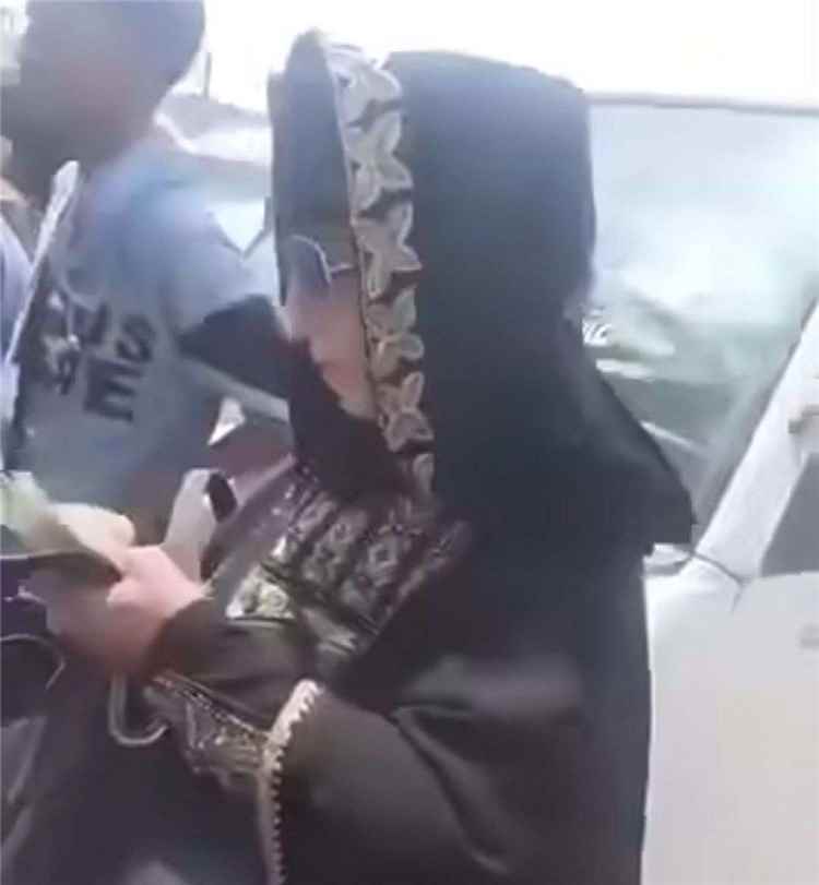 صدمة على مواقع التواصل.. أيقونة الفن اليمني تقف في طابور أسطوانة الغاز