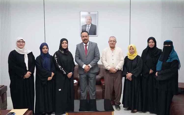 المشهد اليمني - صراع يفكك "الطرق والجسور" من الداخل.. وصحفي يفجر فضيحة: الوزارة منشغلة بلقاءات "المرأة" وطرقنا تنهار!