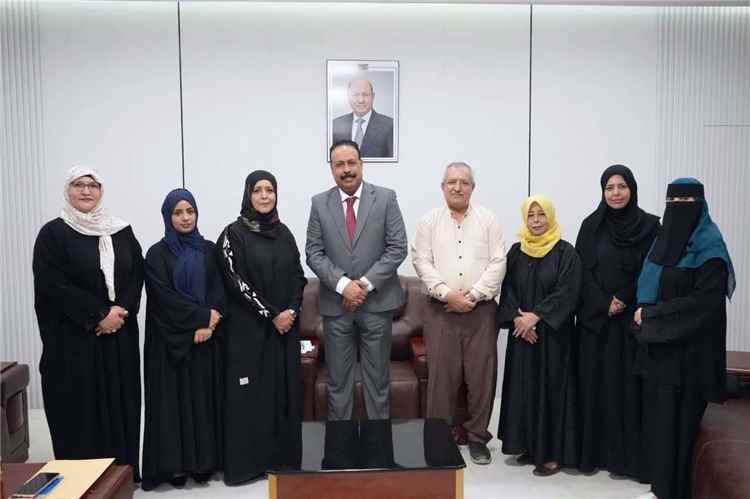 صراع يفكك “الطرق والجسور” من الداخل.. وصحفي يفجر فضيحة: الوزارة منشغلة بلقاءات “المرأة” وطرقنا تنهار!
