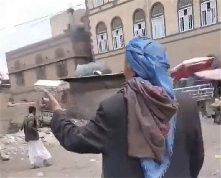 صرخة ألم وقهر جديدة لـ مسن يمني في صنعاء: ارحمونا… ذهبنا جوع… الله لا يوريكم الجوع