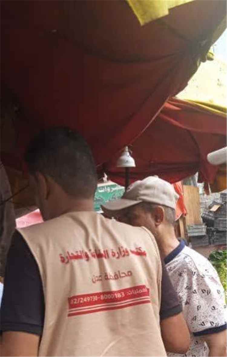 صناعة التواهي بعدن يوزع 5 تكاليف حضور لمنشآت مخالفة ويُواصل حملاته الميدانية على المخابز والأسواق
