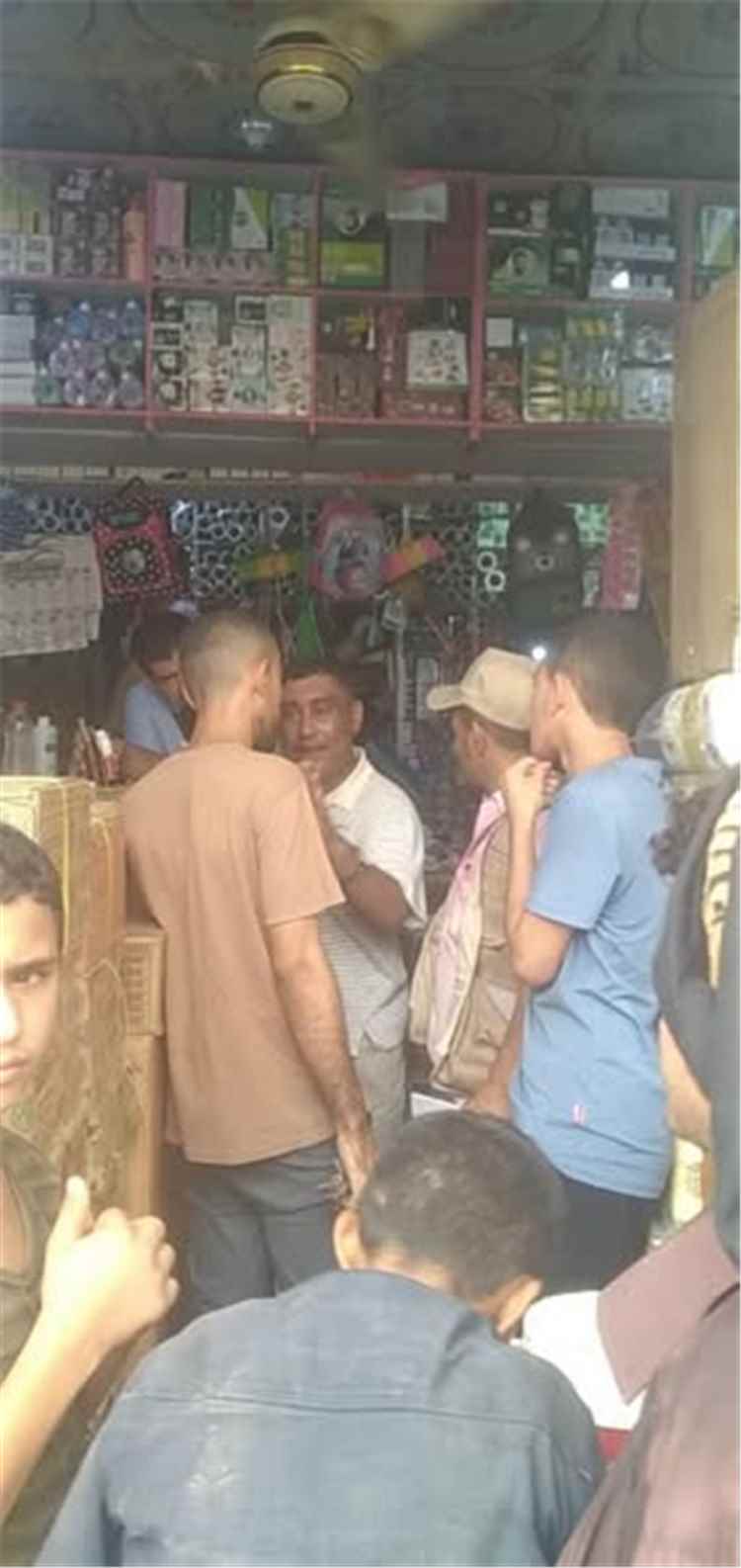 صناعة الشيخ عثمان" يغلق محلاً تجارياً بأمر النيابة ويشرف على توزيع الغاز ويتأكد من جودة الدقيق وأسعار الأسماك والخضار