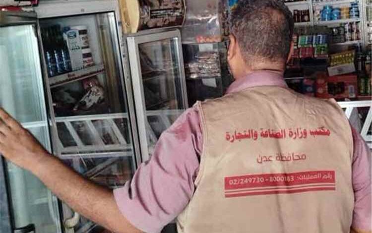 صناعة المعلا بعدن يُتابع توزيع 900 أسطوانة غاز منزلي ويُنفذ جولات رقابية على بقالات شارع مدرم