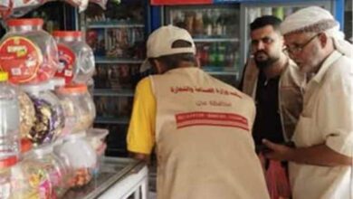 صناعة المنصورة بعدن تنفذ حملة رقابية بمدينة التقنية وتضبط 4 مخالفات تموينية